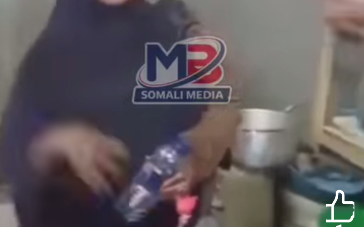 Somali Street vendor Harrassed by Crowd over Bottled water